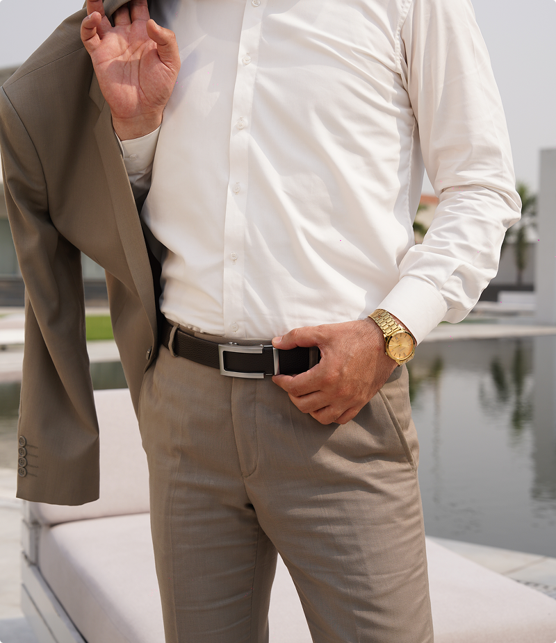 Man wearing a Vitello full grain belt